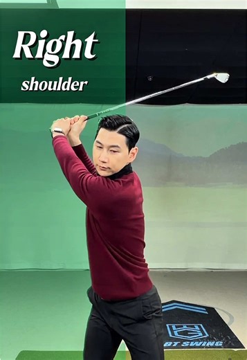💊 Lesson Summary 💊 백스윙에서 머리 중심축이 흔들린다면 왼쪽 어깨를 쓰려 하지 말고 오른쪽 어깨를 뒤로 당겨 보세요. 활시위를 당기듯 오른쪽 어깨를 사용하면 중심축이 잡히고 정확한 볼 컨택으로 스코어를 줄일 수 있습니다. ⸻ If your head axis moves in the backswing, don’t try to force the left shoulder. Pull the right shoulder back instead, like drawing a bowstring. This stabilizes your axis and leads to cleaner contact and lower scores. ⸻ 如果上杆時頭部軸心不穩， 不要刻意使用左肩。 請像拉弓一樣把右肩向後拉。 這樣可以穩定身體軸線， 提升擊球準確度並降低成績。 ⸻ バックスイングで頭の軸が安定しない場合は、 左肩を無理に使わず、 右肩を後ろに引いてみてください。 弓を引くように右肩を使うことで、 軸が安定し、 ミート率が上