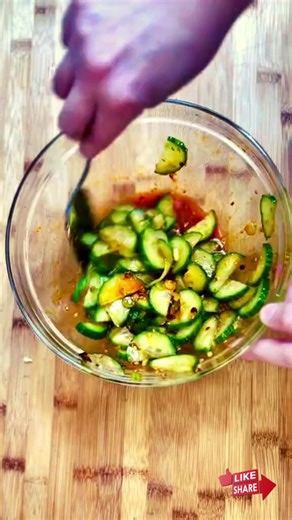 Spicy 🌶️, simple-to-make 🛠️, and utterly refreshing 🥒, these Asian-style pickled cucumbers are a delight! 💦 | Easy Recipes
