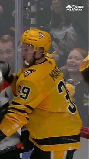 Anthony Mantha sucker punches Travis Sanheim, no penalty called in Game 5