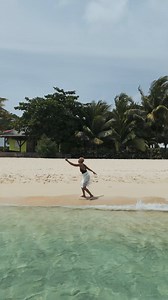 🇫🇷 Une ile dans la peau, la danse comme expression. Dès son arrivée à Saint-Barthélemy, Cécile a ressenti un ancrage immédiat, presque instinctif. La chaleur, les sons, les paysages… tout lui a rappelé un chez-soi intérieur. Ce lien profond avec l’île s’est naturellement inscrit dans sa danse, qu’elle a peu à peu libérée de ses codes classiques pour l’ouvrir à une expression plus instinctive, enracinée, sincère. Les plages, le quartier de Lorient, une salle de danse baignée de lumière… sont de