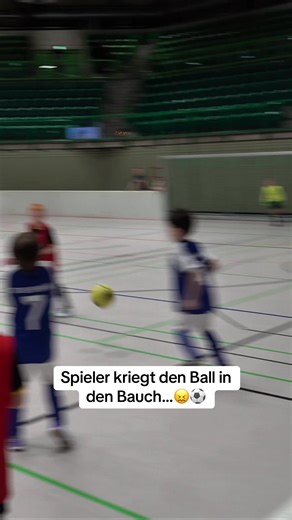 Fußball Highlights: Spieler kriegt den Ball in den Bauch