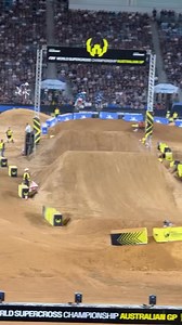 Che lotta nella finale 3 al WSX!!!🔥🔥🔥 WSX – World Supercross 2025 GP Australia – RESULTS https://www.mxbars.net/2025/11/29/wsx-world-supercross-2025-gp-australia-results/ | MxBars.net