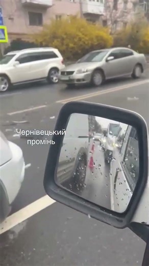 Шматки бампера розлетілися по асфальту: у Чернівцях на Героїв Майдану зіткнулися автівки