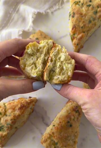 Garlic bread but make it a scone 🤤 These scones are ready in less than 30 minutes making them the perfect quick side dish or appetizer! Link to the blog in my bio or Google search Country Roads Sourdough Garlic Scones.