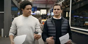Roger Federer et l’humoriste Trevor Noah font la promotion des trains suisses | RTS