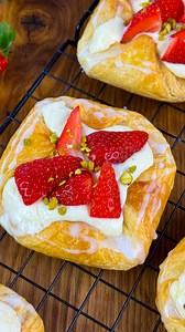 Nadine Moll on Instagram: "Erdbeer Plunder mit Pudding Mascarpone Creme 🍓 📌 Rezept zum Speichern Hey Foodies, diese super leckeren Erdbeer Plunder könnt ihr ganz einfach zuhause selber machen – und sie schmecken mindestens genauso gut wie vom Bäcker! Außen knusprig, innen cremig & fruchtig – einfach ein Traum! Zutaten für 6 Stück: 🥐 1 Rolle Blätterteig 🍓 250 g Erdbeeren 🥚 1 Eigelb + 2 EL Milch Creme: 🥛 400 ml Milch 🍮 1 Pck. Vanillepuddingpulver 🍬 3 EL Zucker ✨ 1 EL Vanilleextrakt 🥄 150