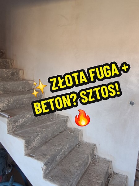 Nowa realizacja – beton architektoniczny ze złotą fugą na klatce schodowej! Elegancja i surowość w jednym. Zobacz, jak wygląda nowoczesny design ściany w praktyce 👇 📍 Detal robi robotę – co sądzicie o takim połączeniu? #betonarchitektoniczny #zlotalinia #wnetrzarskieinspo #klatkaschodowa #nowoczesnewnetrze #realizacja #polskidesign #remontujzglowa #inspiracjawnętrz #fugazlota #scianazpomyslem #detalrobirobote