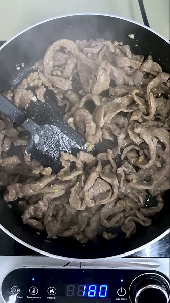 Convierte la típica carne a la plancha en una receta que rinde mucho (súper cremosa)