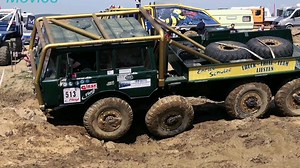 上世纪越野之王，搭载19L V12双涡轮柴油发电机，峰值扭矩2100Nm