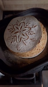 Getting my scoring itch out with this snowflake loaf! Since transitioning into a CFO, I don’t do festive scores like I used to and I’m rusty! But I like how it turned out, it’s cute. Merry Christmas Eve, the day I used to celebrate Christmas as a kid. Now I’ve been converted to American Christmas, but in my heart, today is Christmas. ❤️ Bread form/ banneton is from @rosehillsourdough “theearlyrise” gets you 10% off anything in the store. Baked in @challengerbreadware Scored without cutting mysel