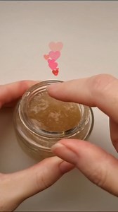 ¡HOY RECETA! Gel de lino, lavanda y romero para el cabello. 100% natural y económico. No te pierdas el paso a paso y guardá este post porque tiene la receta.🌿 💆‍♀️ 💧El gel de lino, rico en omega-3 y antioxidantes, fortalece y aporta brillo a tu cabello, combatiendo el frizz y la sequedad. La lavanda 🌸, con su aroma relajante, ayuda a equilibrar el cuero cabelludo y estimula el crecimiento capilar. Ell romero 🌿 fortalece las raíces y mejora la circulación sanguínea en el cuero cabelludo. Ing