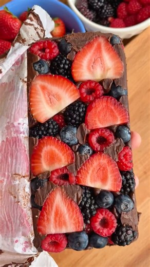 Banana Berry Fudge Follow me AND comment FUDGE and I’ll send this recipe straight to your inbox. Now THIS is a recipe that takes me right back to summer. These dark, cold days have me craving some summertime snacks and nothing tastes more like sunshine than this berry fudge recipe. It’s so easy to make and looks absolutely SHOWSTOPPING. If you want to skip the winter blues then you need to try this! | Thechefoutwest