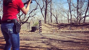 ⠀⠀⠀⠀⠀⠀⠀ Dry fire practice is one of the easiest (and cheapest) ways to ‘perfect’ consistent trigger and sight alignment discipline. If you’re like me, I can’t seem to focus on these two most important things indoors. 🤷🏻‍♀️ ⠀⠀⠀⠀⠀⠀⠀ Soooo I decided to dry fire right before going live fire. Everything looks different when you’re outdoors. You’re fiber optic sights are brighter(if it’s sunny outside) and the contrast against the steel (3 @gunfighter_targets auto-resetting 6” set at 10 yards) or pa