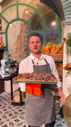 🍕 Pizza tonno e cipolle di Fulvio Marino Ingredienti Per l’impasto: • 200 g di semola • 300 g di farina 0 • 4 g di lievito fresco di birra • 170 ml di acqua • 170 ml di latte • 25 ml di olio evo Per il condimento: • Passata di pomodoro • Mozzarella • Cipolla rossa • Filetti di tonno sott’olio • Cipolla fritta Lievitazioni • 1 ora a temperatura ambiente • 2 ore in teglia a temperatura ambiente 👉 Tutti i procedimenti e le video-ricette sono disponibili su RaiPlay! #ÈSempreMezzogiorno | È Sempre 
