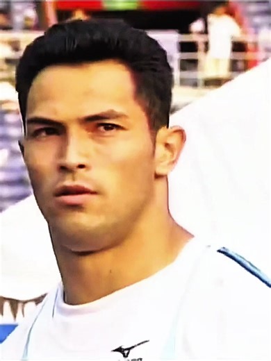 室伏広治 日本スポーツ界の伝説 1991年 体重わずか65〜66kgだった高2時に16ポンド (7.26kg)の一般規格ハンマーを61.76m (U18 日本最高記録) 投げ、父をも驚愕させた室伏広治。 当時の彼は中3〜高校にかけて成長痛があり、父の方針でウエイトトレーニングはごく軽いものしかやっておらず、ダッシュやジャンプなど高負荷のトレーニングは少量に限定されていた (父は成長痛が治っても3〜4年は厳しいトレーニングを行わせなかった)。 高3時(体重 約75kg)には66.30mまで記録を伸ばしている。 これは今でも一般規格の日本高校最高記録である。 因みに、一般規格日本高校歴代2位は、2024年 現高校規格(6.00kg)記録保持者であるアツオビン・アンドリュウ選手による61.59m (体重 約84kg)。 #室伏広治#kojimurofushi#ハンマー投