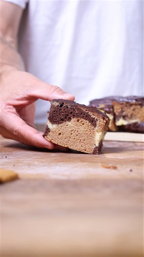 Healthy marble cake with vanilla pudding.