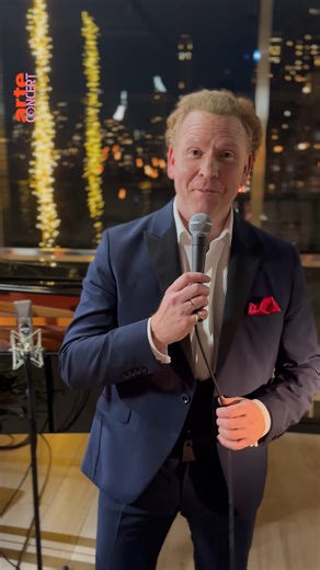 🎄🎻 Stargeiger Daniel Hope lädt ein zum traditionellen Weihnachtskonzert. Heuer empfängt er seine Gäste jedoch nicht mehr in seinem Berliner Wohnzimmer sondern in der inoffiziellen Weihnachtshauptstadt New York. Mit dabei sind Fiona Khuong-Huu (Violine), Rohan de Silva (Klavier), das Marcus Roberts Trio u.a.. 🎵 so.arte/daniel-hope-weihnachtskonzert | Arte