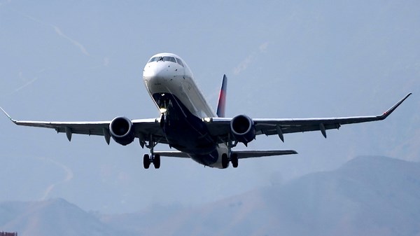 California's Burbank airport without air traffic controllers for six hours, forcing delays and cancellations