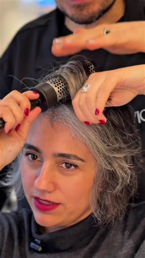 In questo Hair Tutorial realizzato con Silvia ti spieghiamo come ottenere un ciuffo voluminoso che possa incorniciare perfettamente il tuo volto, in pochi e semplici step!💚 Quello che vi servirà: - una spazzola tonda - un FÖN - CIPRIA il nostro finish preferito!✨ Salva il reel per poter replicare il tutorial tutte le volte che vorrai😉 #hairtutorial #vigal #hairtok