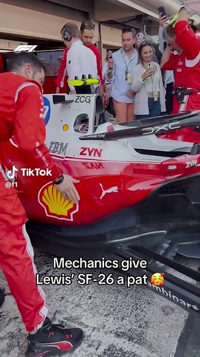 Lewis Hamilton Ferrari SF-26 mechanics pat Barcelona GP moment