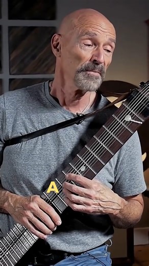 Audición Progresiva on Instagram: "🎸 El maestro Tony Levin explica un poco que es el Chapman Stick 🎸 Gracias a Reverb, el bajista y Stickista, Tony Levin, quién ha tocado con artistas como Peter Gabriel, King Crimson, Stick Men, John Lennon, Pink Floyd y Yes explica como es tocar en el Chapman Stick. Lo curioso es que el Chapman Stick tiene 12 cuerdas o 10, es mezcla entre un bajo y una guitarra, puede sonar como un violoncello o un violín eléctrico. Qué les parece ❓❓❓ Los leo 💚💜💜❤️ #TonyLe