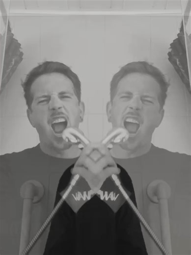 les jours se suivaient ne se ressemblent pas parfois c'est une chanson plus facile que d'être à accepter ne jamais oublier de sourire même dans les moments les plus sombres il suffit de se rappeler d'allumer la lumière #fyp #celibat #men #love #sing