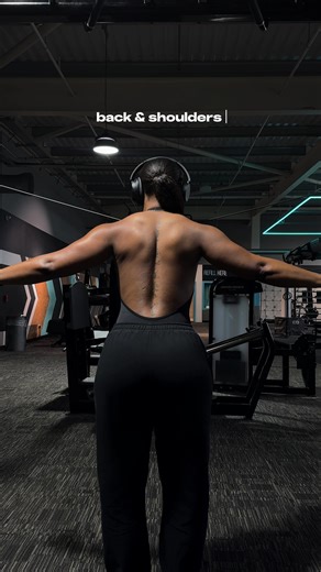 the secret to an hourglass figure⏳save & try this on your next upper body day wearing @Gymshark code: “KEYANNA10” to save preworkout @ehplabsuk code: “KEY” to save workout details: warm up: banded pull ups 3xMAX - shoulder press 3x6-10 - lat pull down 3x6-10 - seated cable row 3x8-10 - single arm row 3x8-12 - lat raises 3x10-12 - rear delt fly 3x10-12