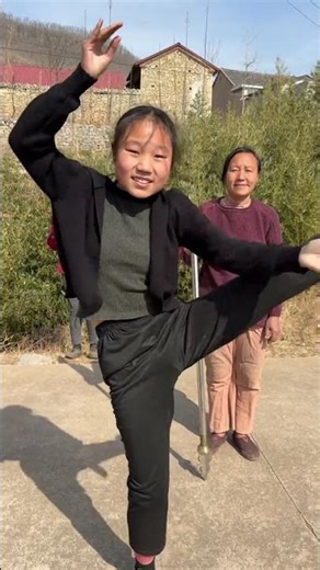 Practicing kung fu as a family, basic martial arts skills, strengthening the body and enhancing