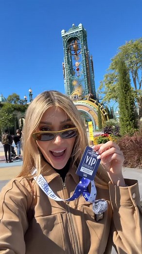 Epic Universe 💫 Hicimos el VIP Tour (sí, el caro 😅) pero como fuimos 10 personas lo dividimos entre todos y vale totalmente la pena. Acceso sin filas, guía privada y una experiencia brutal 🔥🎢 Si planeas venir, te juro que así se disfruta muchísimo más 💕 #EpicUniverse #UniversalStudios #VIPExperience #priscyescoto #vip #rollercoaster🎢 #universalstudiosorlando #universalstudios #travel #fun | Priscila Escoto