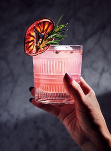 Gin tonic au sirop de grenade et au poivre rose | RICARDO