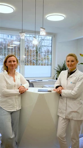 In diesem Reel haben Agnes und Karo ein kleines Haut Quiz gemacht. Welche Behandlung passt zu welchem Hautproblem? Aknenarben behandeln wir häufig mit einem TCA Peeling. Aktive Akne sprechen wir gezielt mit Lichttherapie an. Vergrößerte Poren und grobe Hautstruktur lassen sich gut mit RF Microneedling verbessern. Pigmentflecken, Altersflecken oder Melasma werden je nach Ausprägung mit Laser oder medizinischen Peelings behandelt. Rötungen und Couperose benötigen eine gezielte Gefäßbehandlung. Fei