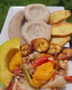 How can we get fed up of tradition. This is what a real Jamaican breakfast looks like. Big up @garfield_bucka_taylor for sharing this lovely plate with us. One love 🙌🏾 💚🖤💛 SALTFISH AND BUTTER BEANS SERVED WITH HARDFOOD. . . #monday #food #story #from #jamaica #breakfast #caribbean #style #and #pattern #love #real #jamaicanfood | Little Jamaica Caribbean kitchen