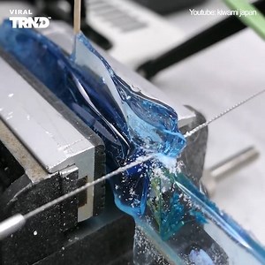 Il coltello da cucina in resina UV più affilato al mondo! 🗡😮 Guarda il video completo qui - goo.gl/1Y2D13 | Vivi e Lascia Vivere