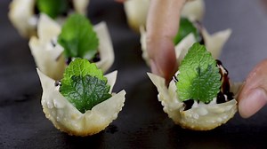 3.8M views · 4.4K reactions | 【餛飩皮有這麼多妙用？！不要嚇一跳！好吃又有趣的料理，楊桃熱情奉上！】 新款上市: 《富力森FURIMORI》多功能創意料理爐>> https://reurl.cc/47k8V 詳細食譜內容→ https://goo.gl/zpLT9m | 楊桃美食網 | Facebook