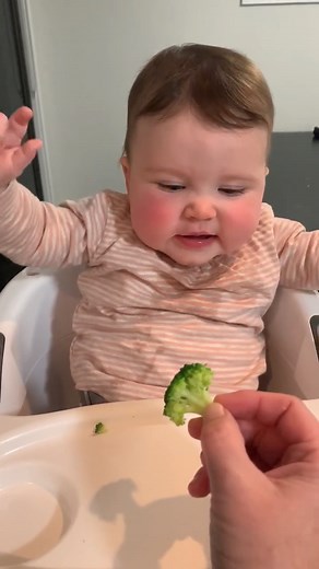 Baby don't like eat broccoli | Baby Awesome TV