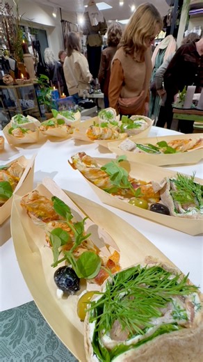 💫En lun aften i Huldra💫 Her er et par glimt fra en skøn aften hos Huldra, hvor vi hyggede med en masse god snak, smagte på alverdens te og kaffe fra Frellsen☕️🤎 Der blev mærket på lækkert skind, set de nyeste styles og talte om, hvordan man bedst passer sit skind, så det holder hele livet. Tusind tak til alle de skønne kvinder, der bidrog til en hyggelig aften – nu kan vi for alvor mærke efteråret🍂 Huldra ønsker alle en dejlig weekend!🤎 #Visesinordborg | Huldra