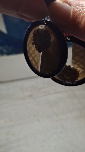 "Rencontre" entre polymère translucide et effet Jean (denim). Translucide légèrement teintée (peinture à l huile) inspiration "sépia". Micro-tuto sur l effet Jean : arrive incessamment sous peu. Pour le tuto mokumé translucide/opaque, voir micro-tuto n6. Bon week-end.. créatif ou pas 🙃. #helenejeanclaude #argilepolymère #cernit #polymerclay #arcillapolimerica #patepolymere #artisanatfrancais #fimo #bijoucontemporain #polymerclayearrings #polymerclaytutorials #polymerclayworkshops #premo #sculpe