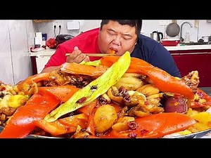 Monkey brother made 10 big bullfrogs to make ”dry pot bullfrogs” for dinner. The spicy fresh and f