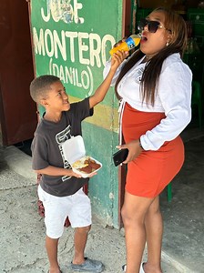 Una viajera con mala costumbre, Ahora le quita la comida 🥘a un niño (Parte:4) | Alfredo Promotion Tv