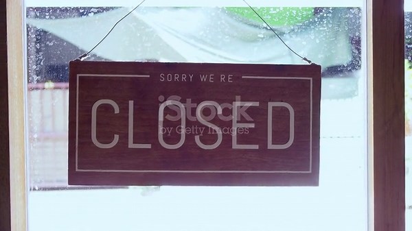 Video of closed sign on glass window in shop. 4K