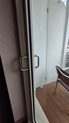 Alexandra - Cruzeiros e Viagens on Instagram: "CABINE VARANDA YACHT CLUB DO MSC PREZIOSA! A varanda da categoria Yacht Club tem alguns diferenciais como closet espaçoso, bebidas do frigobar incluídas e com reposição diária, roupões e pantufas a disposição, banheiro com banheira, além de todo atendimento exclusivo, e áreas privativas para passageiros da experiência Yacht Club, que realmente valem a pena! Fiz um cruzeiro na experiência Yacht Club e tenho todos os detalhes salvos nos destaques! Me 