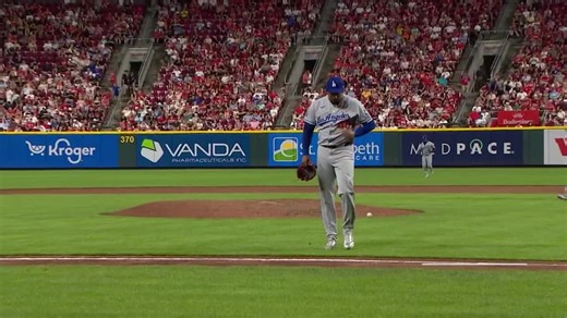 Alexis Díaz gets out of a jam against the Reds