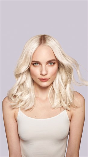 En estas fiestas, asombra con un rubio platinado. Solo búscalo como Color Effects Platinum 👱. #RevlonMexico #ColorSilk #Rubios #Tintes | Revlon