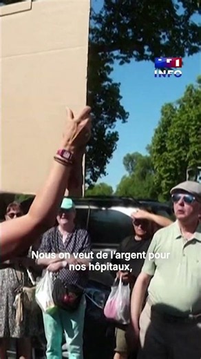Protesters chant slogans against Marine Le Pen at the La Flèche market｜TF1 INFO