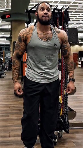 🔥10 hacks to build muscle and burn fat 🔥 To effectively lose fat while building muscle, focus on a balanced diet, structured workouts, and consistent lifestyle habits. YOU HAVE TO WORK HARD ! 1️⃣CHOOSE A NUTRITION PLAN & FITNESS ROUTINE YOU CAN STICK TO. 2️⃣Prioritize Protein Intake (Aim for 1 gram per body weight / daily) 3️⃣Create a Caloric Deficit (To lose fat, maintain a caloric deficit of about 500 calories per day. This can lead to a safe weight loss of approximately 0.5% to 1% of body w