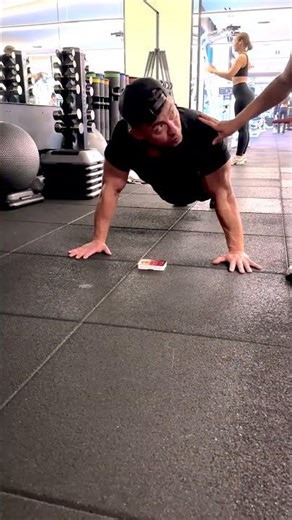 Infinite pushup loop at gym 🔁 #pushups #timelapse #perfectloop #perfectloopingshorts ?