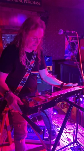 How to really play the lap steel guitar 🤘🏼 #lapsteel #pinkfloyd #oneofthesefays #guitar #fun