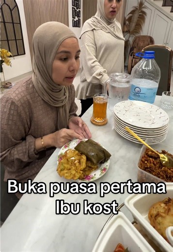 Buka Puasa Pertama: Tradisi Makan Berat di Malam Hari