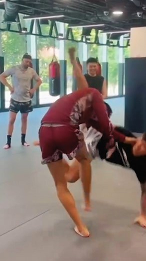 When it comes to clinching, you should always expect the unexpected! #MuayThai #MuayThaiSG #MuayThaiSingapore #EvolveMMA | Evolve MMA