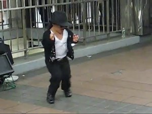 Dancing Midget Michael Jackson "Beat It" - New York City Subway Station